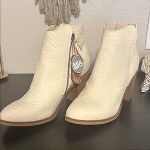 MIA Women's Textured Cream Ankle Booties - new with tags